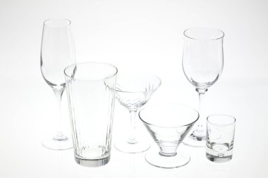 Beyaz arkaplanda temiz bardaklar