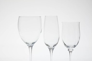 Beyaz arka planda iki kadeh şampanya.