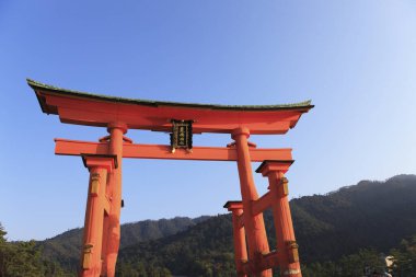 Miyajima Adası 'ndaki Büyük Torii manzarası.