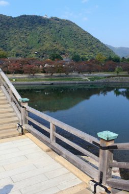 Nishiki Nehri üzerindeki Kintaikyo Köprüsü, Japonya 'nın ünlü simgesi.