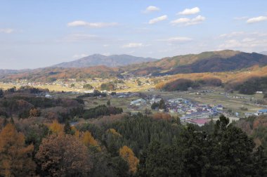 Sonbaharda dağ köyünün hava manzarası 