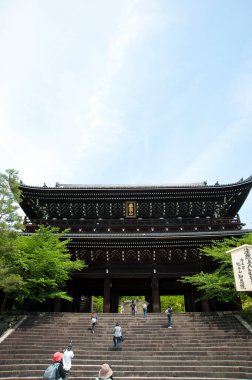 Güzel antik Japon tapınağının manzaralı görüntüsü.