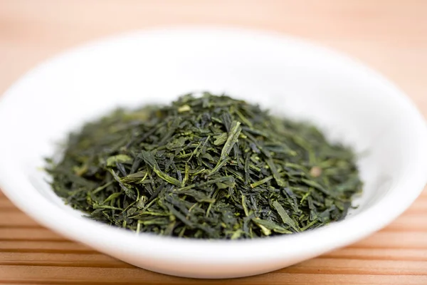 Grüne Teeblätter Auf Weißem Teller — Stockfoto