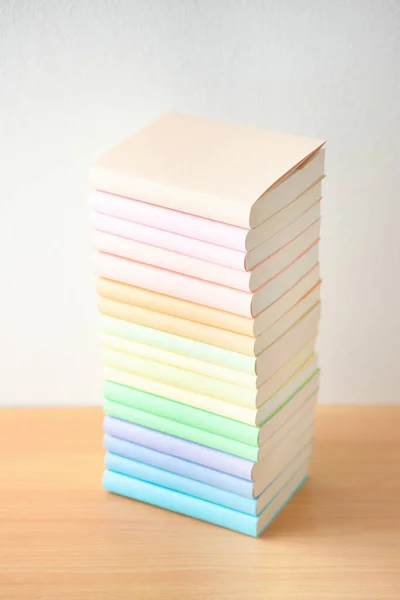 Stapel Böcker Färgglada Omslag Trä Skrivbord — Stockfoto