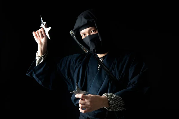 Mladý Muž Kostýmu Ninja Držící Hvězdy — Stock fotografie