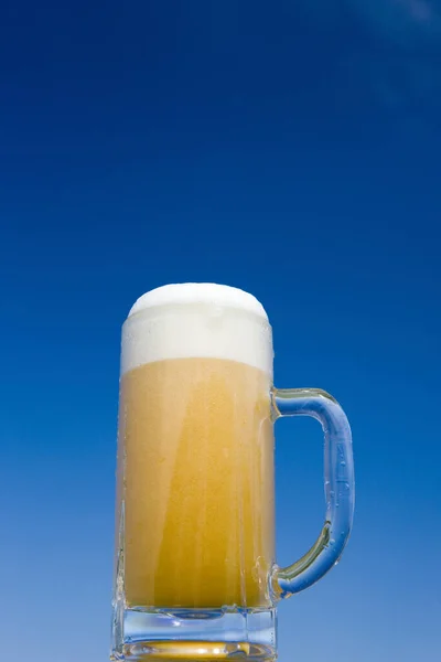 Cerveza Con Espuma Sobre Vaso Sobre Fondo —  Fotos de Stock