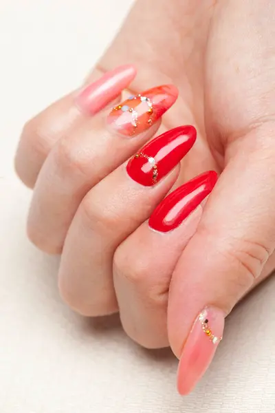 Rode Manicure Vrouwelijke Nagels Een Mooie Achtergrond — Stockfoto
