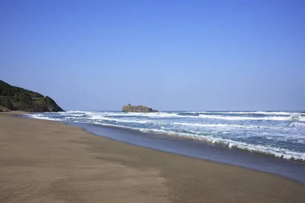 Волны Разбиваются Пляже — стоковое фото