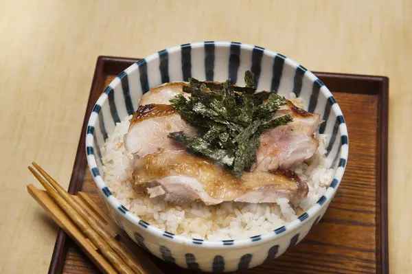 Cuisine Japonaise Bol Avec Riz Viande Sur Table — Photo