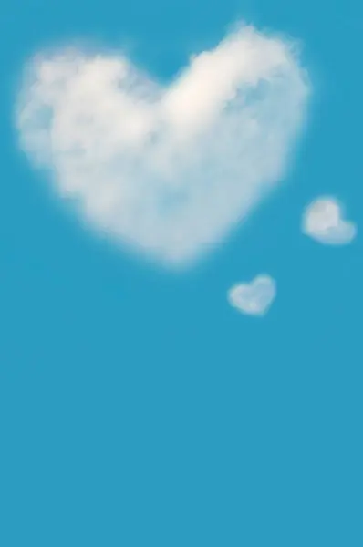 Kalp Şeklinde Beyaz Bulutlu Mavi Gökyüzü — Stok fotoğraf