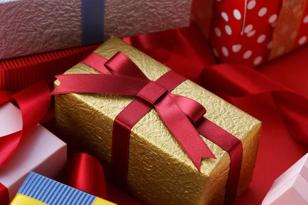 Presentes Natal Com Papel Embrulho Arcos — Fotografia de Stock