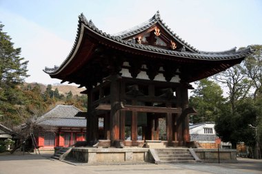 Güzel antik Japon tapınağının manzaralı görüntüsü.