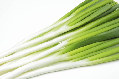 Beyaz arkaplanda taze yeşil soğan