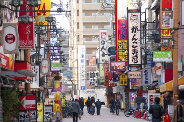 Japonya 'da pazar caddesinde pankartlar ve ziyaretçiler