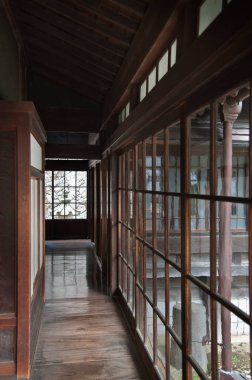 Güneş ışığı geleneksel ahşap koridor pencerelerinden içeri doğru akıyor.