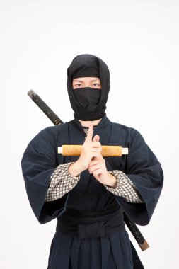 Kimono giyen Asyalı erkek samurayın portresi. 