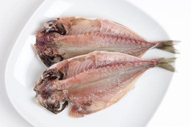 Beyaz çanak üzerinde çiğ balık