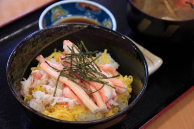 Karides ve pirinçli bir kase yemek.