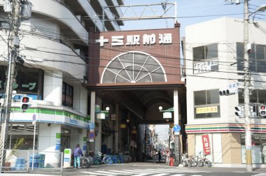 Tokyo, Japonya - 26 Nisan, 2016: insanlar tren istasyonunun önünde yürüyorlar.