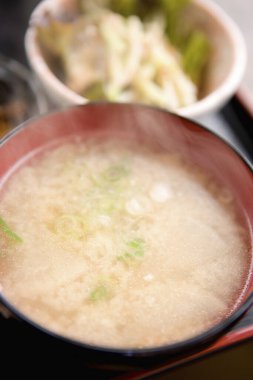 Brokoli ve diğer yiyeceklerden oluşan bir kase çorba.