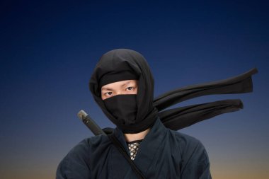 Gece gökyüzüne karşı Katana 'lı Asyalı adam 