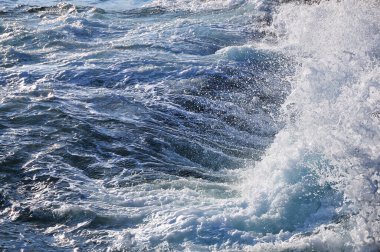 Dalgalar denizin kıyısına vuruyor.            