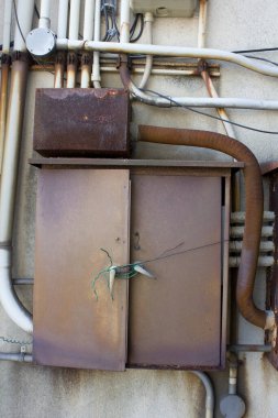 Binanın dışında kablolu elektrik kutusu var.