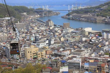 Japon şehrinin arka planında kablo olan deniz manzarası.