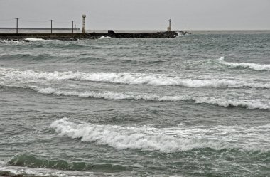 Fırtına dalgaları sahile çarpıyor.