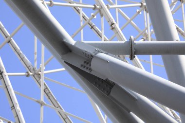 Mavi arkaplan ile çelik köprü