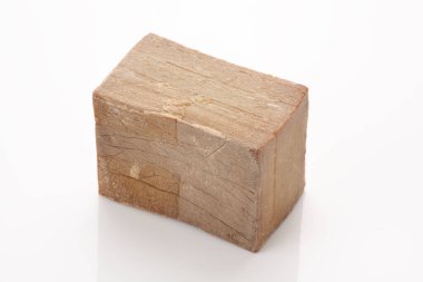 Beyaz arkaplana tahta blok yerleştirildi