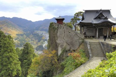 Güzel antik Japon tapınağının manzaralı görüntüsü.