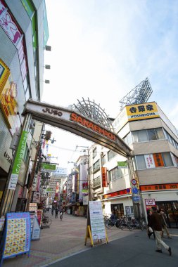 Japonya 'da pazar caddesinde pankartlar ve ziyaretçiler