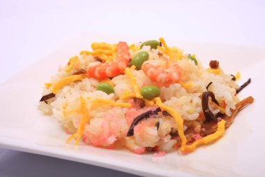 Lezzetli pirinç ve beyaz tabakta sebzeli karides.    