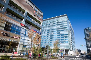 Yeni modern apartman binaları şehir silueti 