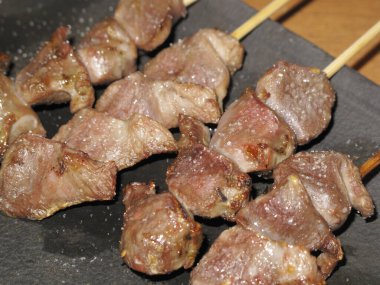 Şişte ızgara ızgaranın yakın plan görüntüsü.            