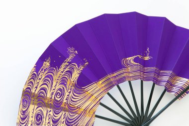 Beyaz arka planda geleneksel Japon kağıt katlama vantilatörüne yakın çekim                           