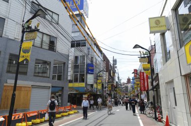 Japon kentsel caddesinde sıralanan çeşitli mimari tarzların üzerine güneş ışığı vuruyor..