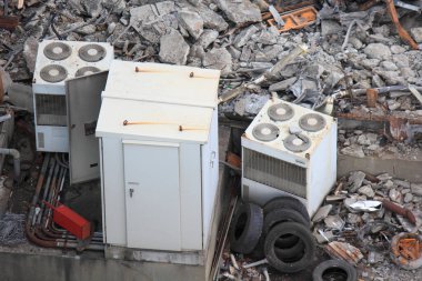 Şehirdeki eski paslı metal kutu. Kapatın.