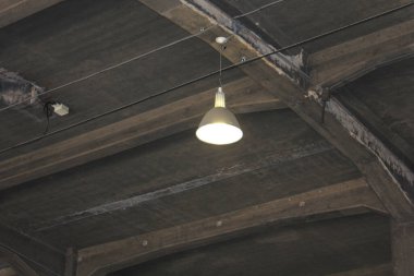 Ahşap tavanda ampul