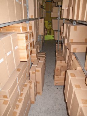 Büyük depoda kutu yığını