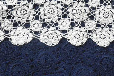 Tığ işi masa örtüsünün beyaz görünümünü kapat