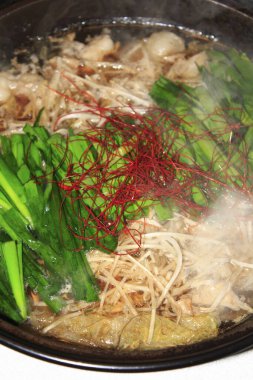 Sebzelerle dolu buğulama tenceresi. Mantarlar, biftekler, baharatlar.