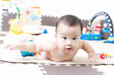 Evde oynayan sevimli Japon bebek. Küçük Asyalı bir çocuğun portresi 