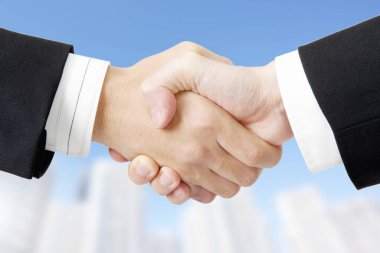 İki iş adamının el sıkışması başarılı oldu. 