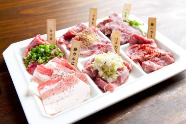 Mutfak masasında dilimlenmiş et tabağı, yakın görüş.