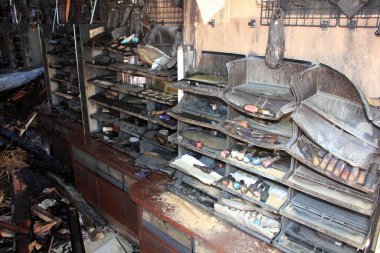 Şehir görünümünde yanan binadan geriye kalanlar  