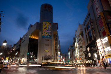 Şehir arka planı, güzel şehir manzarası alacakaranlıkta, Japonya 