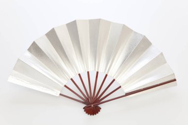 Beyaz arka planda geleneksel Japon kağıt katlama vantilatörüne yakın çekim                           