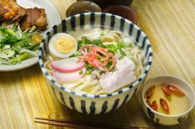 Yumurta ve etli ramen. Japon mutfağı.